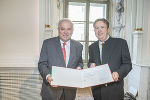 Berufstitel-Verleihung: Professor Martin Zwischenberger mit LH Hermann Schützenhöfer. © Bild: Land Steiermark/Foto Fischer; Verwendung bei Quellenangabe honorarfrei Berufstitel-Verleihung: Professor Martin Zwischenberger mit LH Hermann Schützenhöfer.
