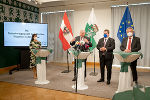 LR Doris Kampus, LH Hermann Schützenhöfer, Flüchtlingskoordinator Michael Takacs und LH-Stellvertreter (v.l.) luden nach der Sicherheitstagung zur Pressekonferenz. © LandSteiermark/Binder, bei Quellenangabe honorarfrei