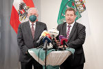 LH Hermann Schützenhöfer (l.) mit dem Flüchtlingskoordinator Michael Takacs © LandSteiermark/Binder, bei Quellenangabe honorarfrei LH Hermann Schützenhöfer (l.) mit dem Flüchtlingskoordinator Michael Takacs