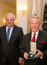 Archivbild: 2017 wurde Günther Ziesel von LH Hermann Schützenhöfer mit dem Großen Goldenen Ehrenzeichen des Landes Steiermark ausgezeichnet, nun folgte das Große Goldene Ehrenzeichen des Landes Steiermark mit dem Stern.