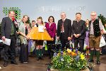 Sieger Armin Brandl (2.v.l.) mit Moderator Sepp Loibner (ORF Steiermark), Hackbrettbauerin Susanne Schaff, Landtagsabgeordnete Sandra Holasek, Konservatoriums-Direktor Eduard Lanner, Johann Baumgartner vom Steiermarkhof sowie Hackbrettbauer Pankraz Schadler.