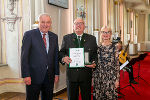 Reinhold Theuretsbacher mit LH Hermann Schützenhöfer und der 2.Lt.-Präs. Gabriele Kolar