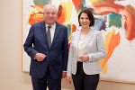 BM Karoline Edtstadler war heute für ein Arbeitsgespräch mit LH Hermann Schützenhöfer in der Grazer Burg. © Foto: Land Steiermark/Binder; bei Quellanangabe honorarfrei BM Karoline Edtstadler war heute für ein Arbeitsgespräch mit LH Hermann Schützenhöfer in der Grazer Burg.