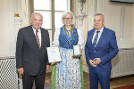 LH Hermann Schützenhöfer überreichte gemeinsam mit LH-Stv. Anton Lang an Hedwig Eder das Große Ehrenzeichen des Landes Steiermark