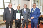 LH Hermann Schützenhöfer überreichte gemeinsam mit LH-Stv. Anton Lang an Alonso Alberto Jimenez Arboleda das Große Ehrenzeichen des Landes Steiermark © Foto: Foto Fischer; bei Quellenangabe honorarfrei