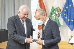 LH Hermann Schützenhöfer (l.) überreichte Primarius Gerhard Ranner das Große Goldene Ehrenzeichen des Landes Steiermark. LH Hermann Schützenhöfer (l.) überreichte Primarius Gerhard Ranner das Große Goldene Ehrenzeichen des Landes Steiermark.