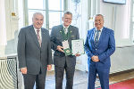 LH Hermann Schützenhöfer überreichte gemeinsam mit LH-Stv. Anton Lang an Peter Dicker das Große Ehrenzeichen des Landes Steiermark