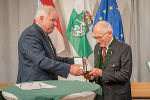 LH Hermann Schützenhöfer gratulierte Roland Tscheppe zum Großen Ehrenzeichen des Landes Steiermark