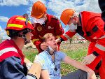 Übungsszenario: Bergung von Verletzten bei der „ResponSEE"-Übung in Bosnien-Herzegowina.