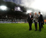 Landeshauptmann Hermann Schützenhöfer mit der Fußball-Ikone Ivica Osim und SK Sturm-Präsident Christian Jauk. © GEPA pictures/ Hans Oberlaender; bei Quellenangabe honorarfrei