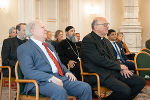 Theologe Grigorios Larentzakis und Stadtpfarrpropst Christian Leibnitz (im Vordergrund, v.l.) beim Empfang in der Grazer Burg.