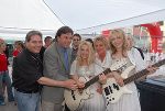 v.l.n.r.:   Brucker Bürgermeister Bernd Rosenberger, Landeshauptmann Mag. Franz Voves und die  Raabtal-Dirndln beim jährlichen Freiluftkonzert der „Band für Steiermark“ am 13. Juli 2006 in Bruck/Mur. Foto Stadtgemeinde Bruck/Mur.