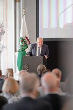 LH Hermann Schützenhöfer dankte den ehemaligen Verantwortungsträgerinnen und -trägern in der Landespolitik. © Bilder: Land Steiermark/Robert Binder; Verwendung bei Quellenangabe honorarfrei