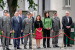 Ehrengäste bei der Vorstellung der Offiziere und Unteroffiziere: Vizeleutnant Andreas Matausch, Klubobmann Mario Kunasek, Generalmajor Martin Dorfer, Landesrätin Doris Kampus, Klubobfrau Barbara Riener, Militärkommandant Heinz Zöllner und LH Hermann Schützenhöfer (v.l.). Ehrengäste bei der Vorstellung der Offiziere und Unteroffiziere: Vizeleutnant Andreas Matausch, Klubobmann Mario Kunasek, Generalmajor Martin Dorfer, Landesrätin Doris Kampus, Klubobfrau Barbara Riener, Militärkommandant Heinz Zöllner und LH Hermann Schützenhöfer (v.l.).