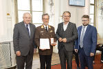 LH Hermann Schützenhöfer überreichte im Beisein von LR Christopher Drexler und KO Johannes Schwarz an Engelbert Huber das Silberne Ehrenzeichen für Verdienste um die Republik Österreich. 
