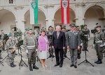 Militärkapellmeister Hannes Lackner, Landtagspräsidentin Manuela Khom, LH Hermann Schützenhöfer und Militärkommandant Heinz Zöllner (v.l.) mit der Militärmusik im Landhaushof. © Bilder: Land Steiermark/Robert Frankl; Verwendung bei Quellenangabe honorarfrei