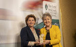 Naturschutzlandesrätin Ursula Lackner und Stifterin Marianne Graf (v.l.) bei der Silberdistel-Gala in Graz.