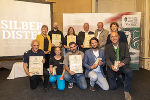 Naturschutzlandesrätin Ursula Lackner und Stifterin Marianne Graf mit den diesjährigen Gewinnerinnen und Gewinnern der Silberdistel.