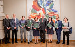 Mitglieder der HLK bei der Dekretübergabe in der Grazer Burg: Gernot Peter Obersteiner, Wernfried Hofmeister, Christian Bachhiesl, Bernhard Reismann, Michaela Sohn-Kronthaler, LH Hermann Schützenhöfer, Ursula Mindler-Steiner, Walter Iber und Theresia Heimerl (v.l.).