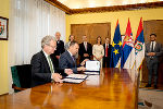 LR Christopher Drexler und Präsident Igor Mirovic bei der Unterzeichnung des Partnerschaftsabkommens in Novi Sad.