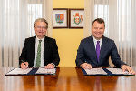 LR Christopher Drexler und Präsident Igor Mirovic bei der Unterzeichnung des Partnerschaftsabkommens in Novi Sad.