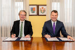 LR Christopher Drexler und Präsident Igor Mirovic bei der Unterzeichnung des Partnerschaftsabkommens in Novi Sad. © LandSteiermark, bei Quellenangabe honorarfrei LR Christopher Drexler und Präsident Igor Mirovic bei der Unterzeichnung des Partnerschaftsabkommens in Novi Sad.