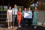 LK-Vizepräsidentin Maria Pein, A10-Chef Franz Grießer, TSO Barbara Fiala-Köck und die 2. LTg.-Präs. Gabriele Kolar gratulierten der Familie Reinhard Schöttl aus St. Johann/Tauern zum Tierschutzpreis (v.l.)