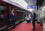 29. Juni 2022, 10.36 Uhr am Hauptbahnhof Graz: Landeshauptmann Hermann Schützenhöfer heißt König Willem-Alexander in der Steiermark willkommen.