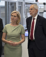 Ministerin Leonore Gewessler und Bundespräsident Alexander Van der Bellen bei AVL List.