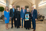 Landesrat Hans Seitinger, Fachabteilungsleiter Michael Sebanz und Referatsleiterin Julia Karimi-Auer übergaben die Urkunde für die Wallfahrtskirche St. Ulrich zu Ulrichsbrunn an die Einreichenden.