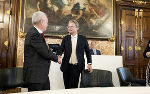 LH-Stv. Anton Lang gratuliert dem neuen Landeshauptmann Christopher Drexler. © Bilder: Land Steiermark/Marija Kanizaj; Verwendung bei Quellenangabe honorarfrei LH-Stv. Anton Lang gratuliert dem neuen Landeshauptmann Christopher Drexler.