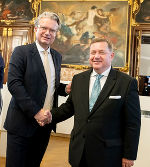 Landeshauptmann Christopher Drexler mit dem neu gewählten Landesrat Werner Amon. © Land Steiermark/Kanizaj; Verwendung bei Quellenangabe honorarfrei Landeshauptmann Christopher Drexler mit dem neu gewählten Landesrat Werner Amon.