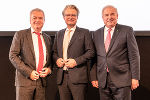 Der neu gewählte Landeshauptmann Christopher Drexler flankiert von LH-Stelllvertreter Anton Lang (l.) und dem scheidenden Landeshauptmann Hermann Schützenhöfer. © LandSteiermark/Binder, bei Quellenangabe honorarfrei