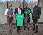 Tourismusverbandschef Andreas Keinprecht, Landeshauptmann Christopher Drexler, Betis-Cheftrainer Manuel Pellegrini und Bgm. Hermann Trinker (v.l.) © Herbert Raffalt; Verwendung bei Quellenangabe honorarfrei