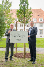 Happy Birthday Arnold Schwarzenegger: LH Christopher Drexler (r.) mit LH-Stv. Anton Lang im Burggarten.