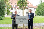 Happy Birthday Arnold Schwarzenegger: LH Christopher Drexler (r.) mit LH-Stv. Anton Lang im Burggarten. © LandSteiermark/Binder, bei Quellenangabe honorarfrei Happy Birthday Arnold Schwarzenegger: LH Christopher Drexler (r.) mit LH-Stv. Anton Lang im Burggarten.