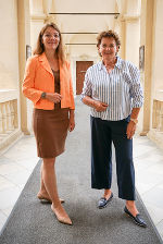 Freuen sich über das große Interesse der Steirerinnen und Steirer, ihre Heizung zu tauschen: Julia Karimi-Auer, Leiterin des Referates Sanierung, und Ökoförderung und LR Ursula Lackner (v.l.) © Land Steiermark/Purgstaller; bei Quellenangabe honorarfrei Freuen sich über das große Interesse der Steirerinnen und Steirer, ihre Heizung zu tauschen: Julia Karimi-Auer, Leiterin des Referates Sanierung, und Ökoförderung und LR Ursula Lackner (v.l.)