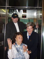 Landeshauptmann Waltraud Klasnic mit der seit Jahren an den Rollstuhl gefesselten Landtagsabgeordneten Annemarie Wicher und dem Künstler Joachim Baur. Foto: Landespressedienst 
