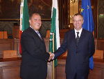 Landtagspräsident Siegfried Schrittwieser mit seinem Amtskollegen aus Friaul Julisch Venetien Alessandro Tesini in der Landstube des Steiermärkischen Landtags. Foto: Landespressedienst