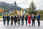 LH Christopher Drexler und LH-Stv. Anton Lang flankiert von den weiteren Mitgliedern der Landesregierung und den Klubobleuten der Regierungsparteien. © LandSteiermark/Binder, bei Quellenangabe honorarfrei