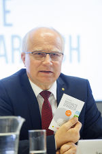 Landesrat Hans Seitinger hat die Erstellung des Ratgebers gemeinsam mit Landesrätin Ursula Lackner initiiert. Landesrat Hans Seitinger hat die Erstellung des Ratgebers gemeinsam mit Landesrätin Ursula Lackner initiiert.