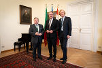 LR Werner Amon, LH Christopher Drexler und Botschafter Jan Kickert (v.l.) in der Österreichischen Botschaft in Rom. © STG/ Streibl LR Werner Amon, LH Christopher Drexler und Botschafter Jan Kickert (v.l.) in der Österreichischen Botschaft in Rom.
