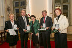 Ehrenzeichen-Verleihung in Graz: Ulrike Haberl-Schwarz, LH Christopher Drexler, Maria Theresia Mang, Herbert Beiglböck und Barbara Kaiser (v.l.).