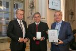 Verleihung des Großen Ehrenzeichens des Landes Steiermark: LH Christopher Drexler, Michael Plecko, LH-Stv. Anton Lang (v.l.)