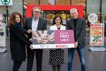 Soziallandesrätin Doris Kampus, SPAR Steiermark-Geschäftsführer Christoph Holzer sowie Michaela Gosch (Frauenhäuser, links) und Christian Scambor (Männerinfo, rechts) bei der Präsentation der Gewaltschutzkampagne, die ab 25.11. in allen SPAR-Standorten in der Steiermark fortgesetzt wird. © Land Steiermark/Peter Drechsler; Verwendung bei Quellenangabe honorarfrei Soziallandesrätin Doris Kampus, SPAR Steiermark-Geschäftsführer Christoph Holzer sowie Michaela Gosch (Frauenhäuser, links) und Christian Scambor (Männerinfo, rechts) bei der Präsentation der Gewaltschutzkampagne, die ab 25.11. in allen SPAR-Standorten in der Steiermark fortgesetzt wird.