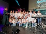 Platz 2: Kinder- und Jugendanwältin Denise Schiffrer-Barac gratuliert den Schülerinnen und Schülern der MMS Gratwein. © Kinderrechte Song Contest Platz 2: Kinder- und Jugendanwältin Denise Schiffrer-Barac gratuliert den Schülerinnen und Schülern der MMS Gratwein.