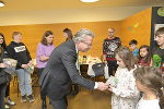 Weihnachtsbesuch: LH Christopher Drexler übergibt im SOS-Kinderdorf in Stübing ein Geschenk.