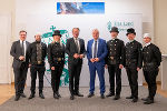 Die Delegation der steirischen Rauchfangkehrerinnung: Landesinnungsgeschäftsführer Johannes Weiss, Rauchfangkehrergeselle Michael Pfundner, Landesinnungsmeister-Stellvertreterin Andrea Frais, LH Christopher Drexler, LH-Stv. Anton Lang, Landesinnungsmeister Christian Plesar, Landesinnungsmeister-Stellvertreter Harald Haider und Rauchfangkehrergesellin Selina Url (v.l.) © Land Steiermark/Binder; bei Quellenangabe honorarfrei Die Delegation der steirischen Rauchfangkehrerinnung: Landesinnungsgeschäftsführer Johannes Weiss, Rauchfangkehrergeselle Michael Pfundner, Landesinnungsmeister-Stellvertreterin Andrea Frais, LH Christopher Drexler, LH-Stv. Anton Lang, Landesinnungsmeister Christian Plesar, Landesinnungsmeister-Stellvertreter Harald Haider und Rauchfangkehrergesellin Selina Url (v.l.)