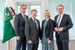 Neujahrsempfang: LH Christopher Drexler (r.) und BH Andreas Weitlaner (Graz-Umgebung, l.) mit den beiden neuesten Bezirkshauptleuten der Steiermark, Heinz Schwarzbeck (Weiz) und Kerstin Raith-Schweighofer (Hartberg-Fürstenfeld). © Bilder: Land Steiermark/Robert Binder; Verwendung bei Quellenangabe honorarfrei Neujahrsempfang: LH Christopher Drexler (r.) und BH Andreas Weitlaner (Graz-Umgebung, l.) mit den beiden neuesten Bezirkshauptleuten der Steiermark, Heinz Schwarzbeck (Weiz) und Kerstin Raith-Schweighofer (Hartberg-Fürstenfeld).