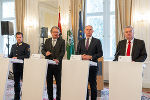 Landespolizeidirektor Gerald Ortner, Landeshauptmann Christopher Drexler, Innenminister Gerhard Karner, Landeshauptmann-Stellvertreter Anton Lang (v.l.). © LandSteiermark/Binder, bei Quellenangabe honorarfrei Landespolizeidirektor Gerald Ortner, Landeshauptmann Christopher Drexler, Innenminister Gerhard Karner, Landeshauptmann-Stellvertreter Anton Lang (v.l.).